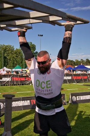 Podkom. Paweł Piskorz podczas zawodów strongman
