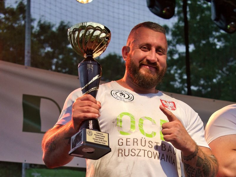 Podkom. Paweł Piskorz podczas zawodów strongman