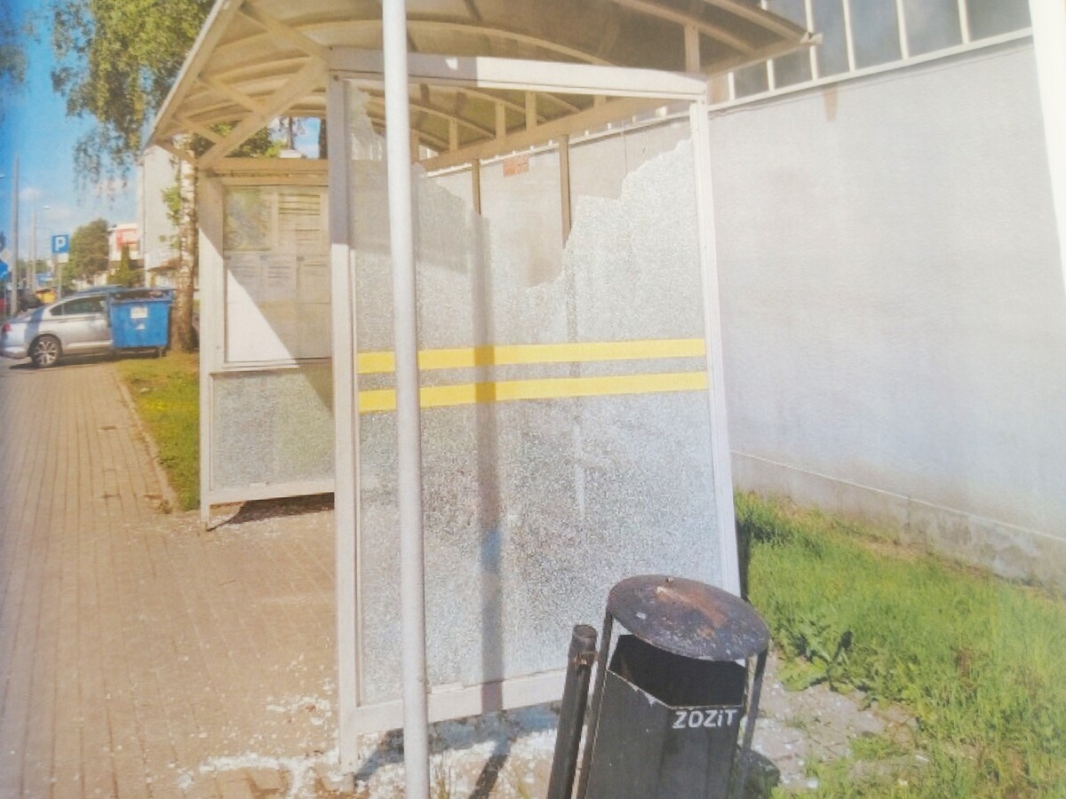 Zniszczona szybka przystanku autobusowego