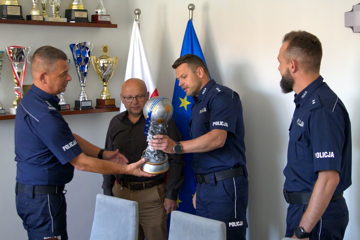 Przekazanie trofeum Komendantowi