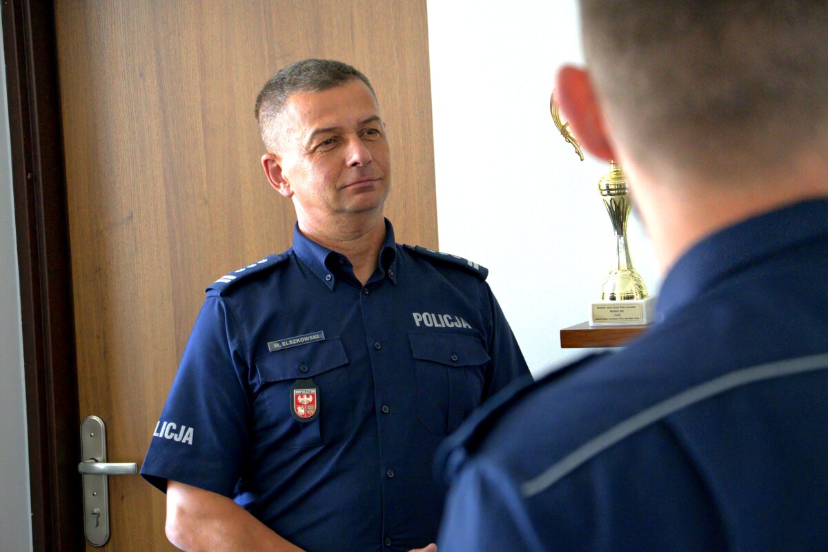 Komendant rozmawia z przedstawicielami policjantów