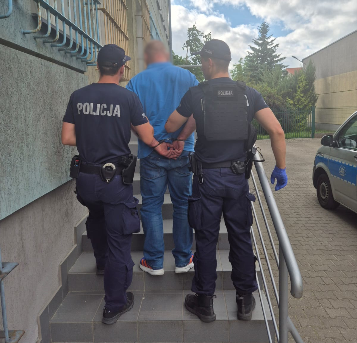 Policjanci i zatrzymana osoba