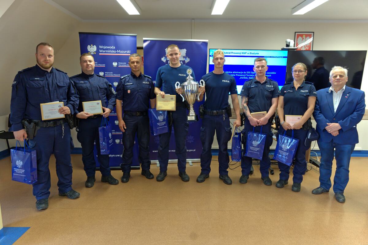 Uczestnicy zmagań podczas spotkania z Komendantem Wojewódzkim Policji w Olsztynie insp. Mirosławem Elszkowskim