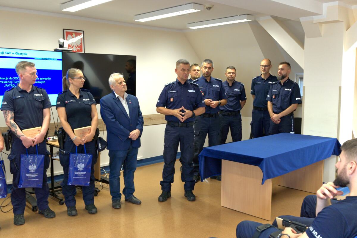 Uczestnicy zmagań podczas spotkania z Komendantem Wojewódzkim Policji w Olsztynie insp. Mirosławem Elszkowskim