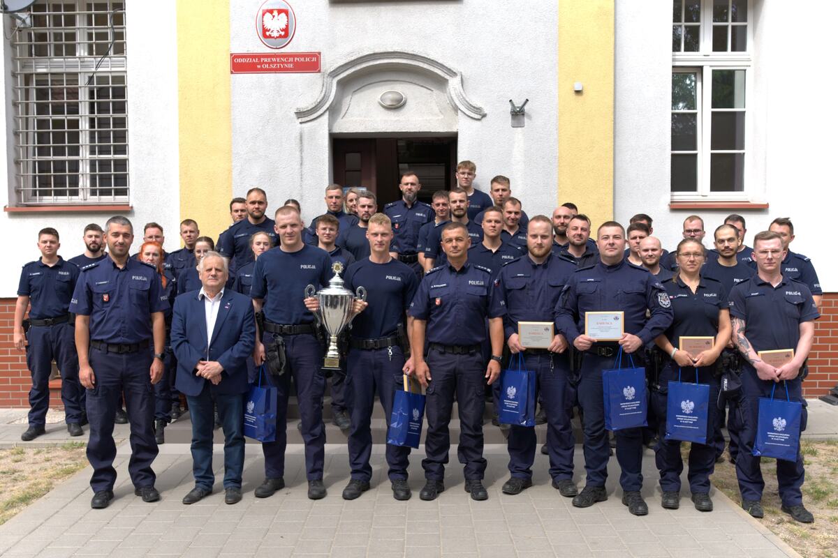Uczestnicy zmagań podczas spotkania z Komendantem Wojewódzkim Policji w Olsztynie insp. Mirosławem Elszkowskim