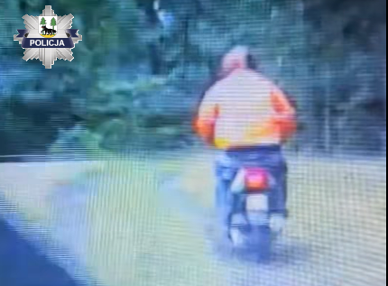 Mężczyzna kierujący motorowerem