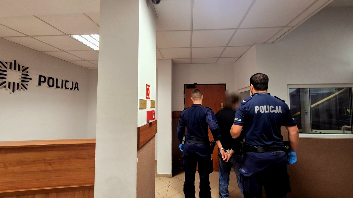 Policjanci i zatrzymana osoba