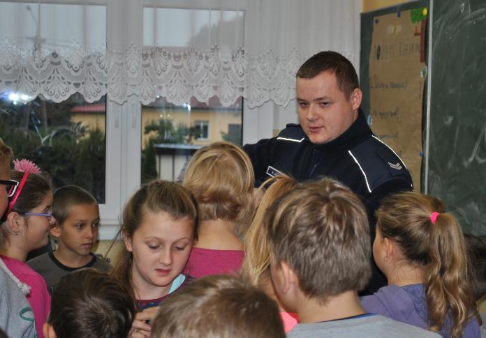 Dzielnicowy z dziećmi z Sokolnicy