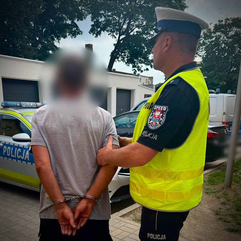 Policjant i zatrzymana osoba