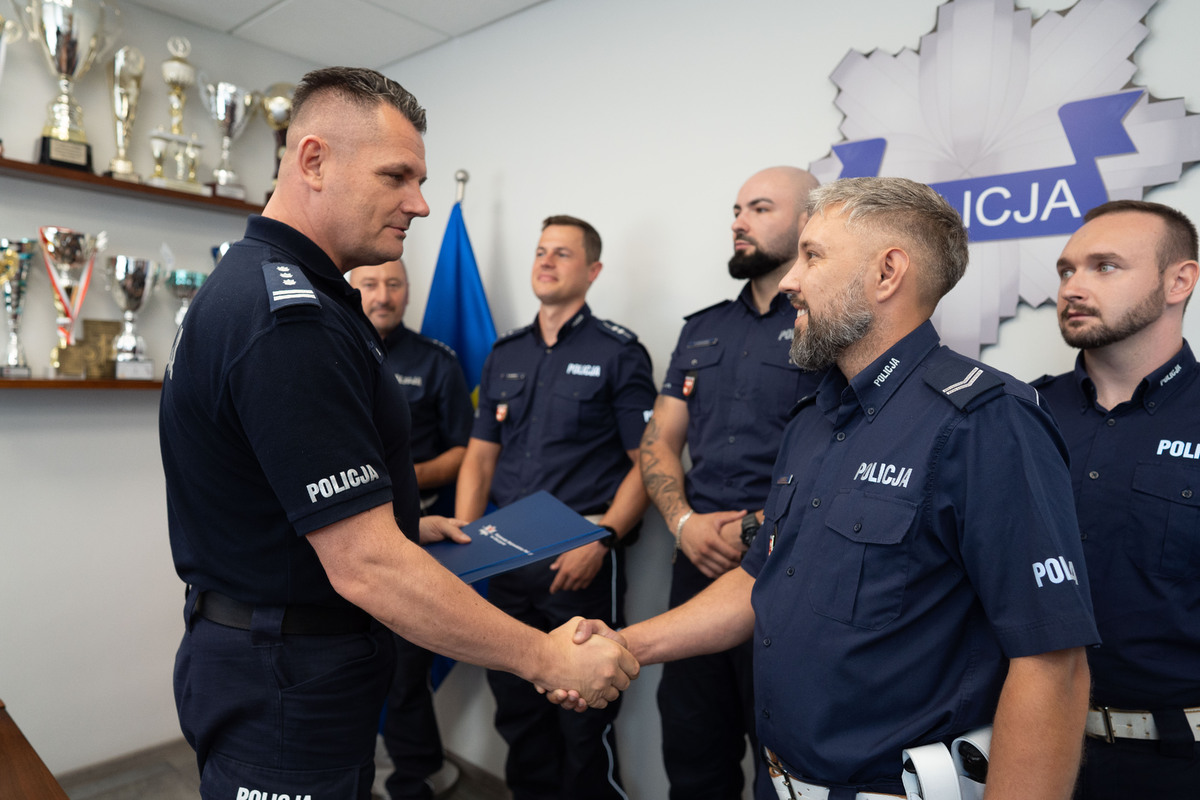 Policjanci podczas spotkania z komendantem