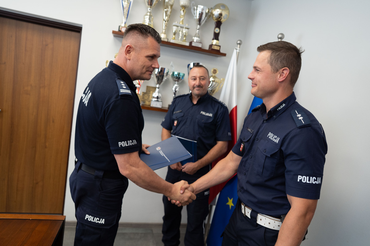 Policjanci podczas spotkania z komendantem