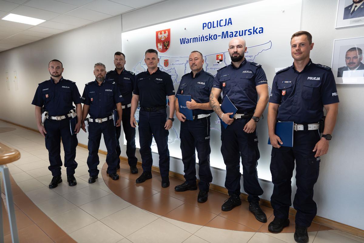 Policjanci podczas spotkania z komendantem