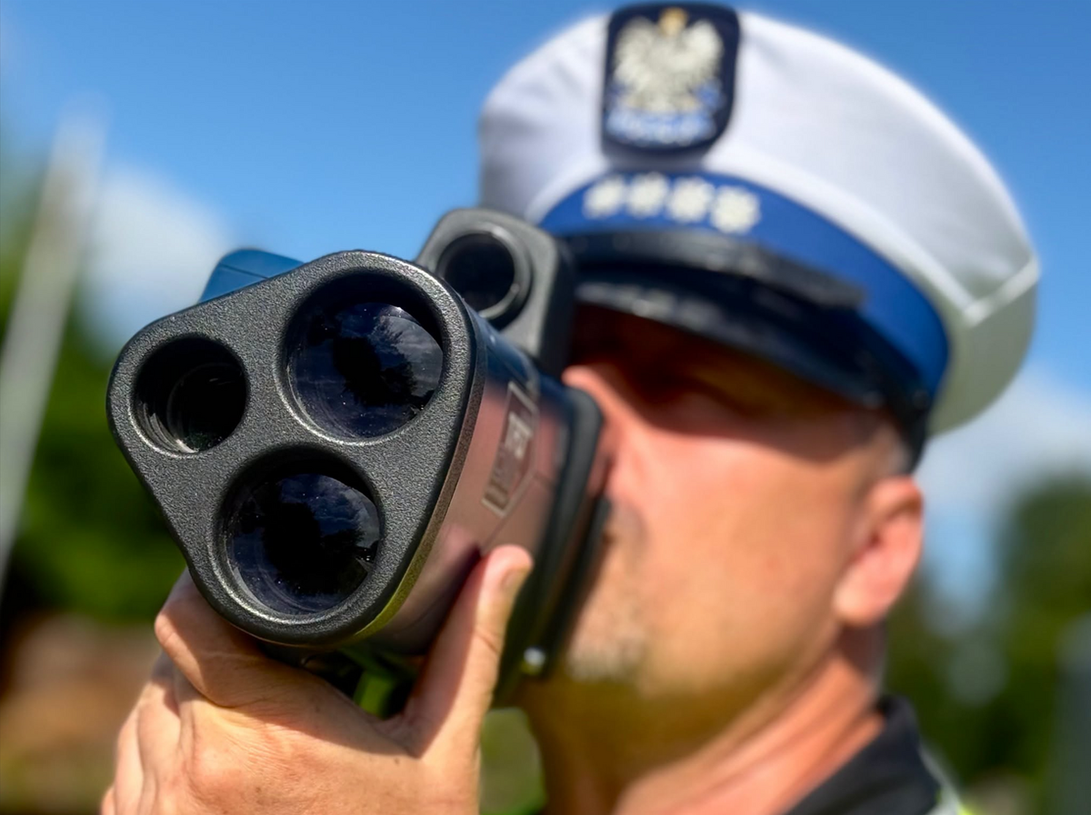 policjanci pracujący na drodze