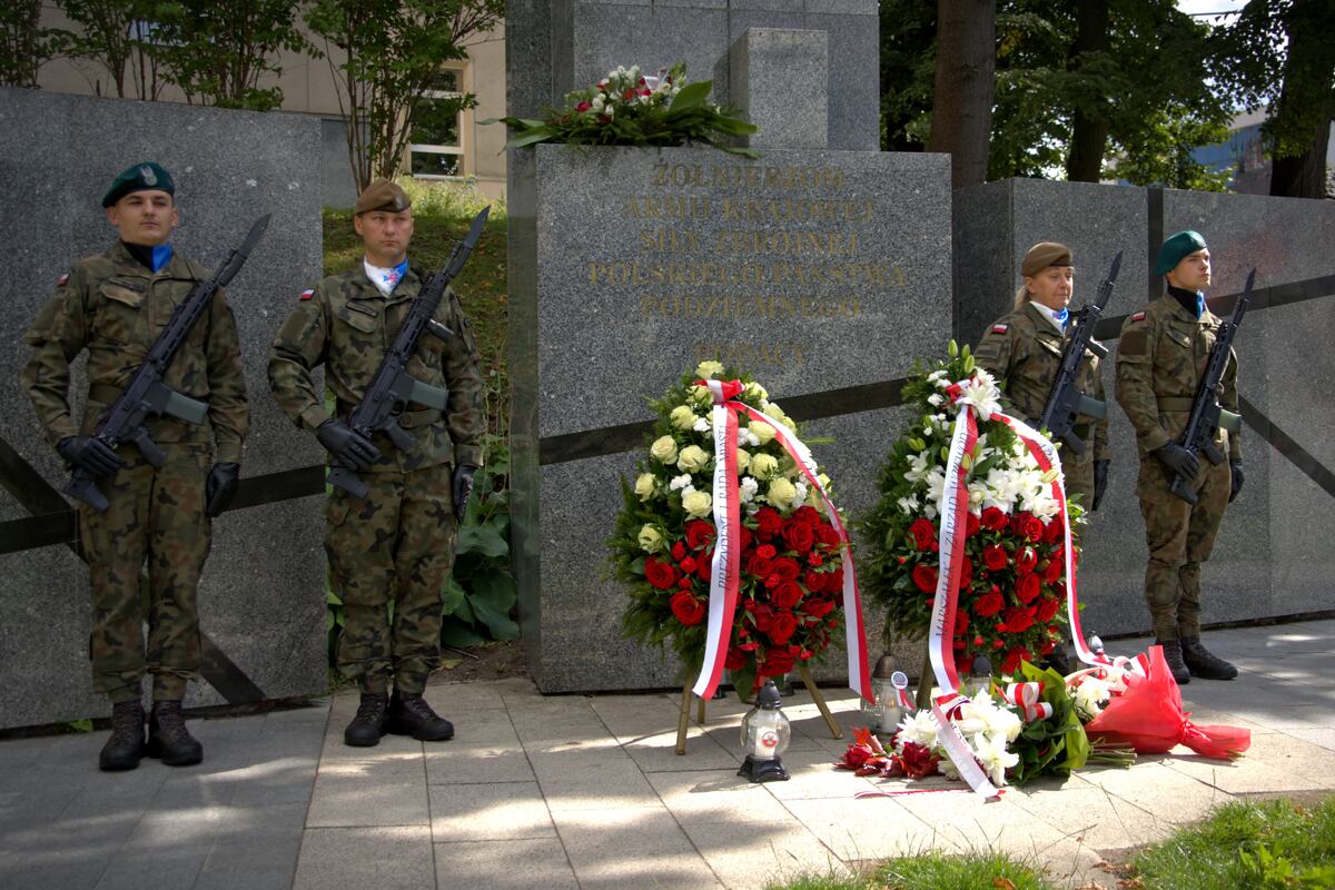 Uczestnicy obchodów 87. rocznicy wybuchu II wojny światowej