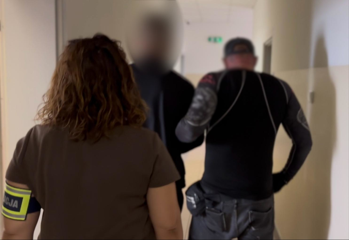 Policjanci i zatrzymana osoba.