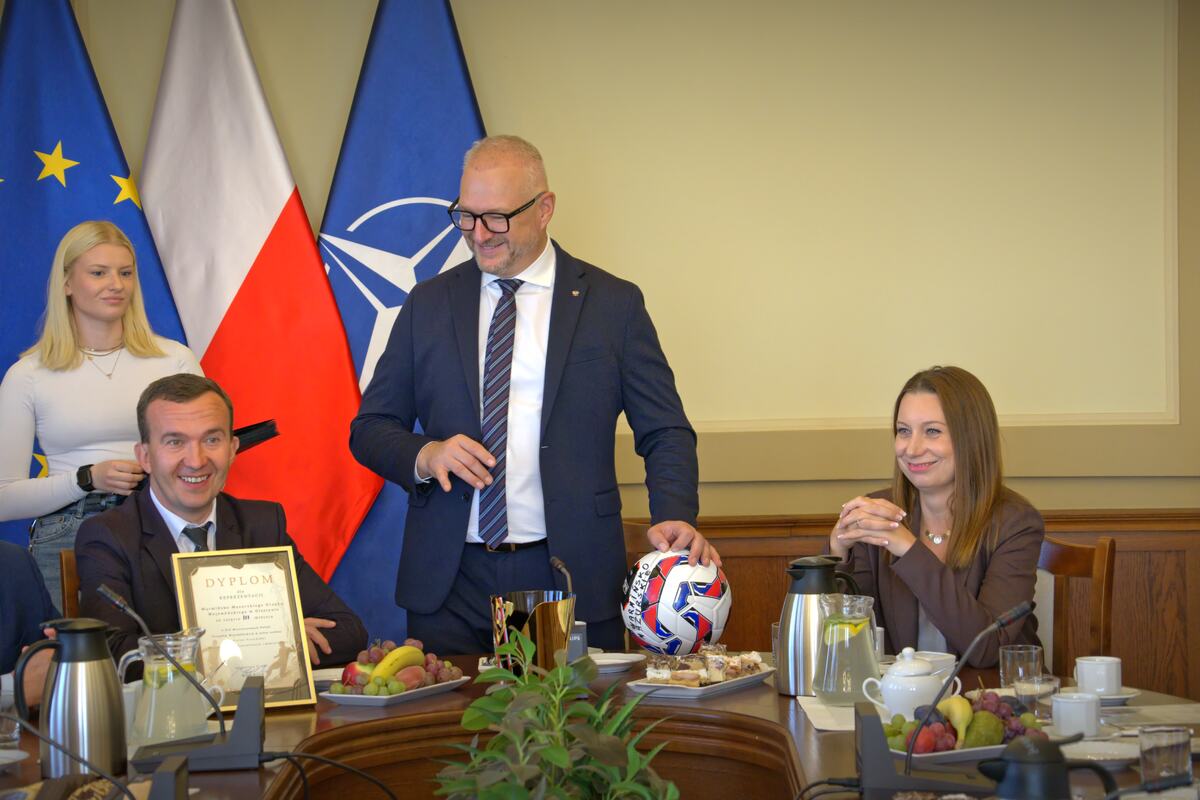 Spotkanie piłkarzy z przedstawicielami Urzędu Wojewódzkiego, Policji oraz Państwowej Straży Pożarnej