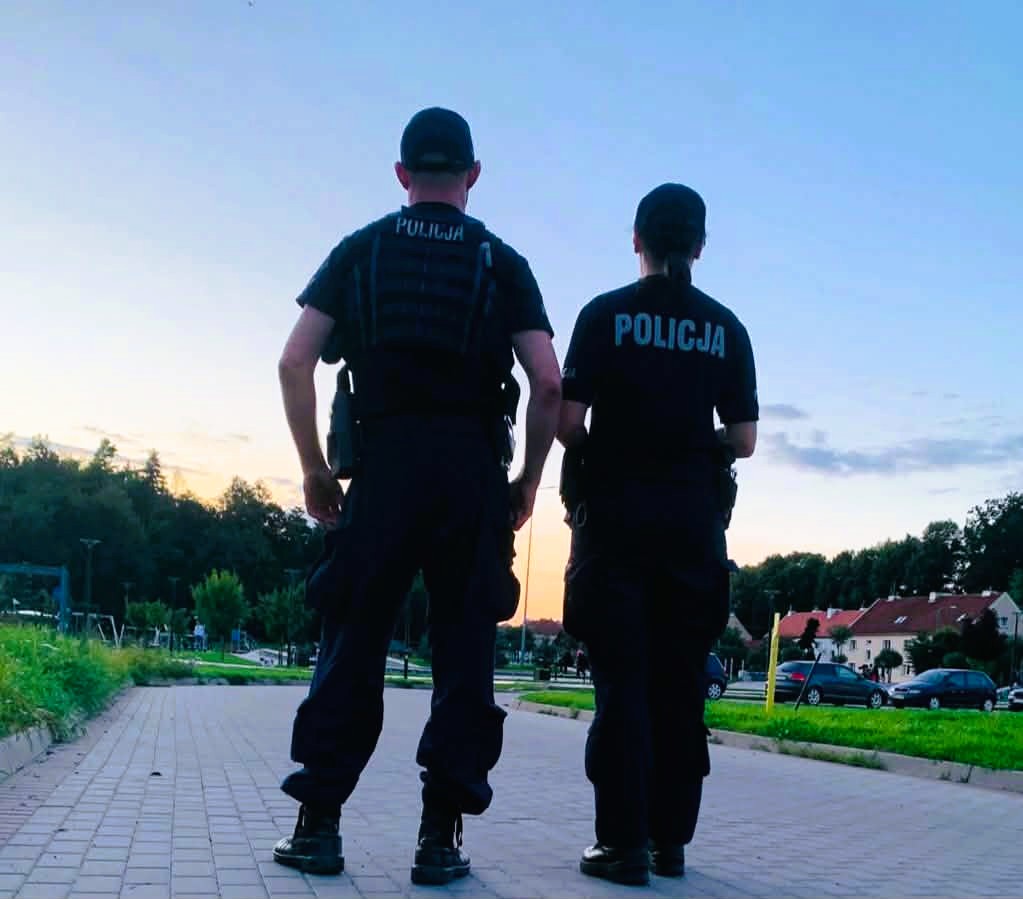 policjanci stojący tyłem