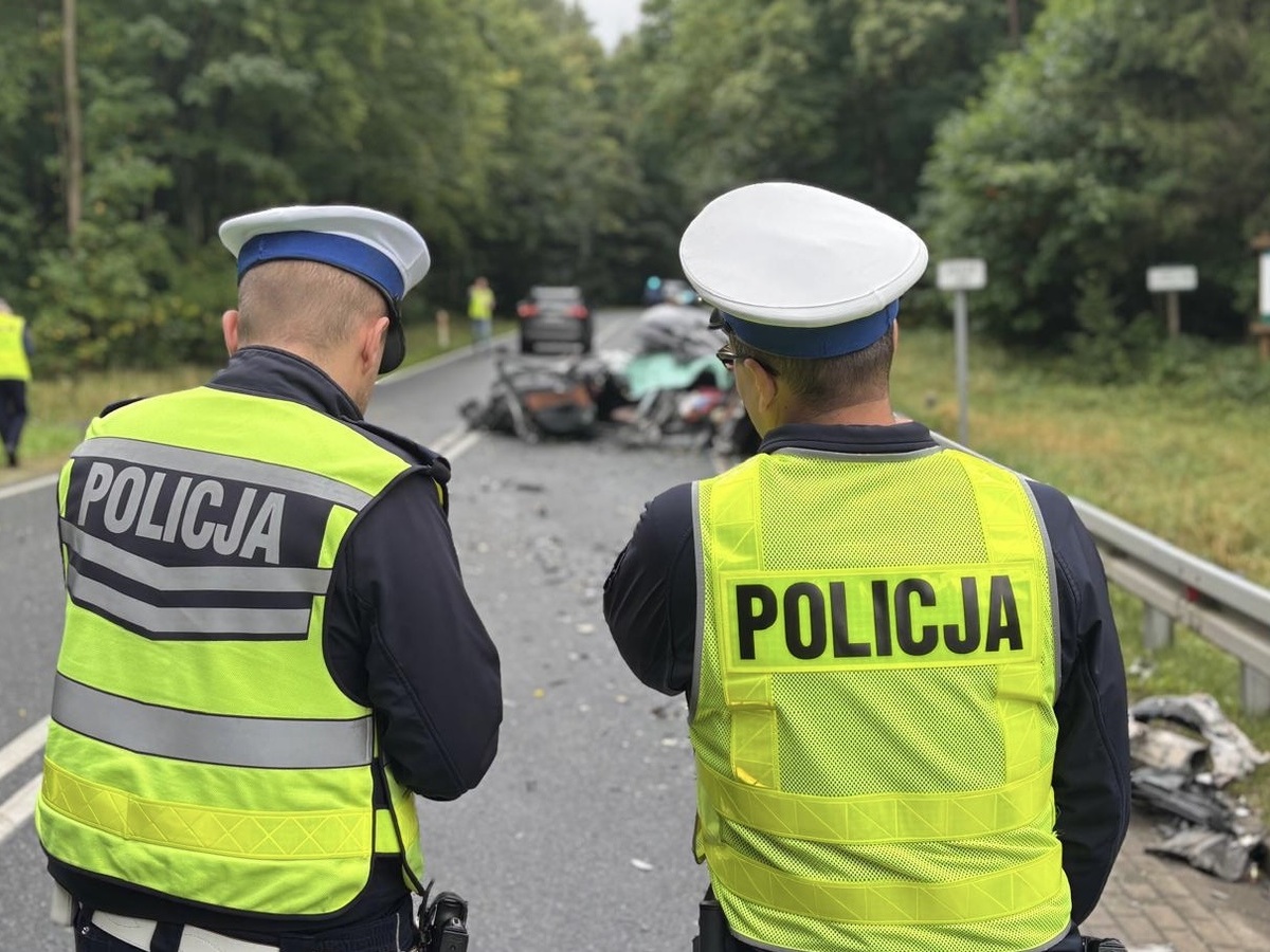 Policjanci pracujący na miejscu zdarzenia