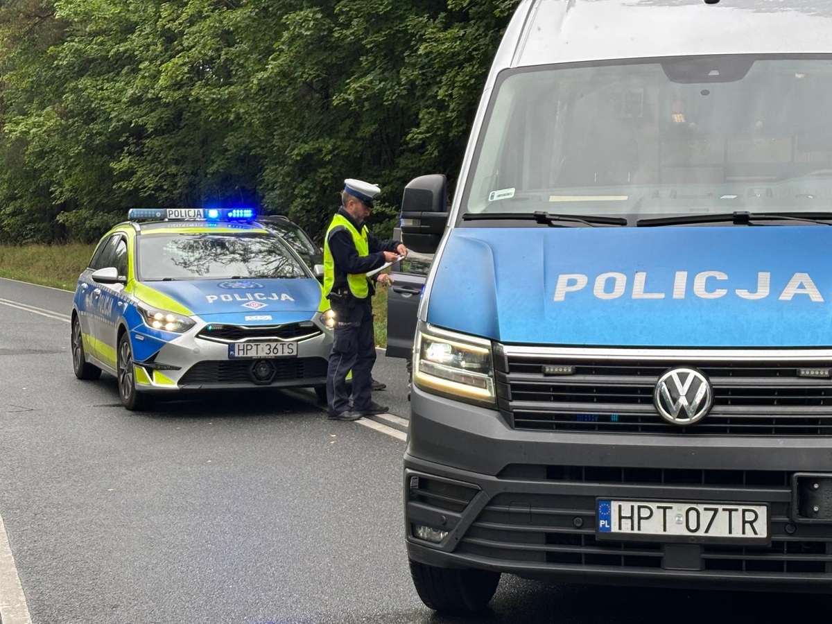 Policjanci pracujący na miejscu zdarzenia