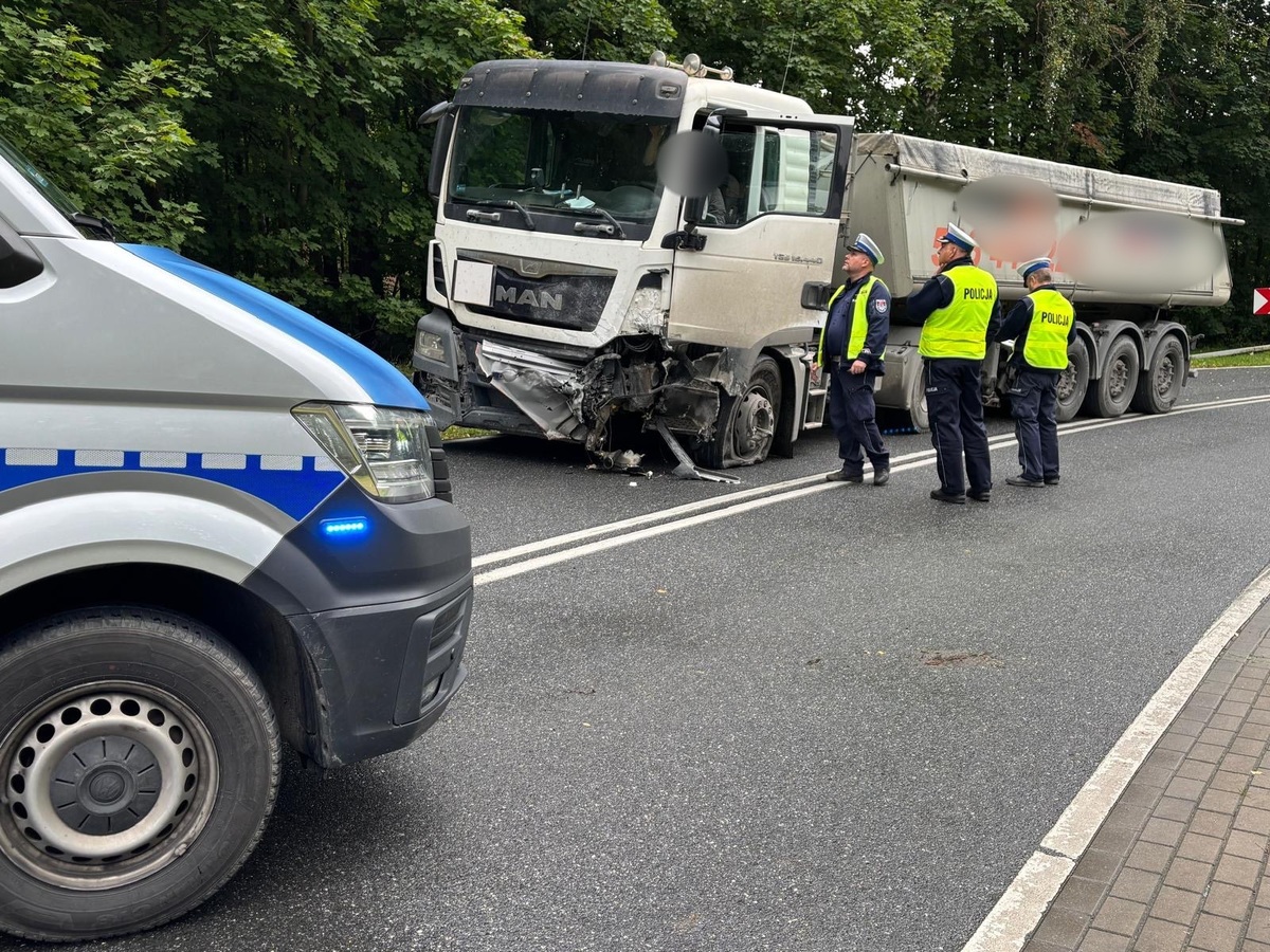 Policjanci pracujący na miejscu zdarzenia