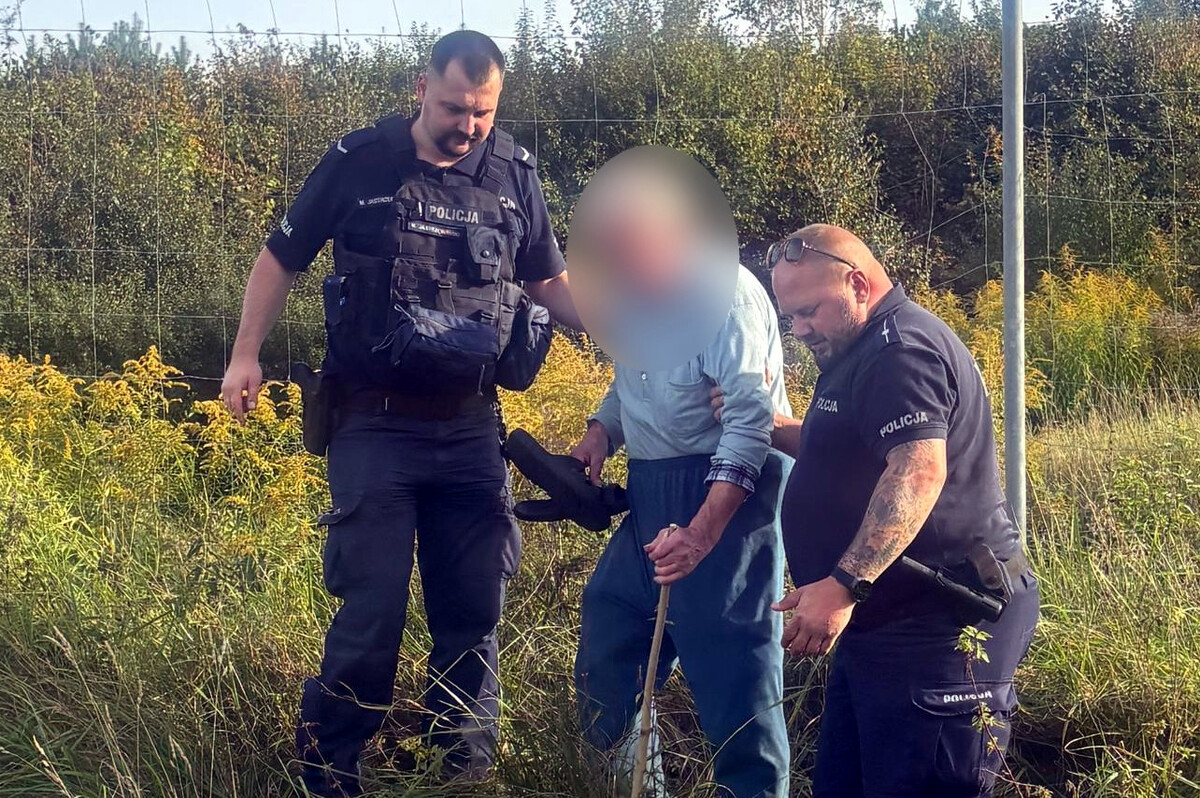Mężczyzna prowadzony przez policjantów