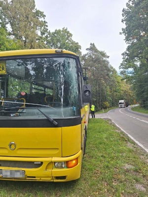 autobus po zderzeniu z ciężarówką