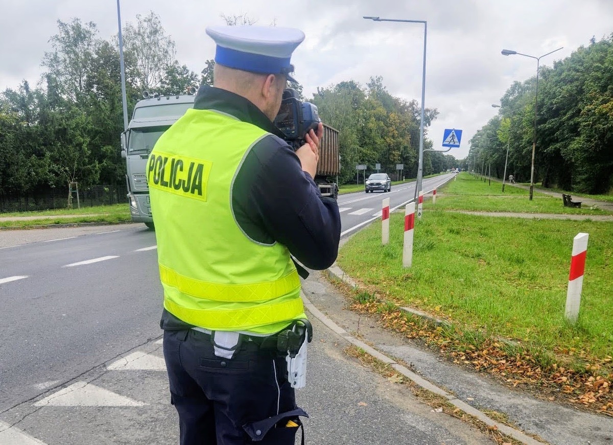Policjant podczas pomiaru prędkości