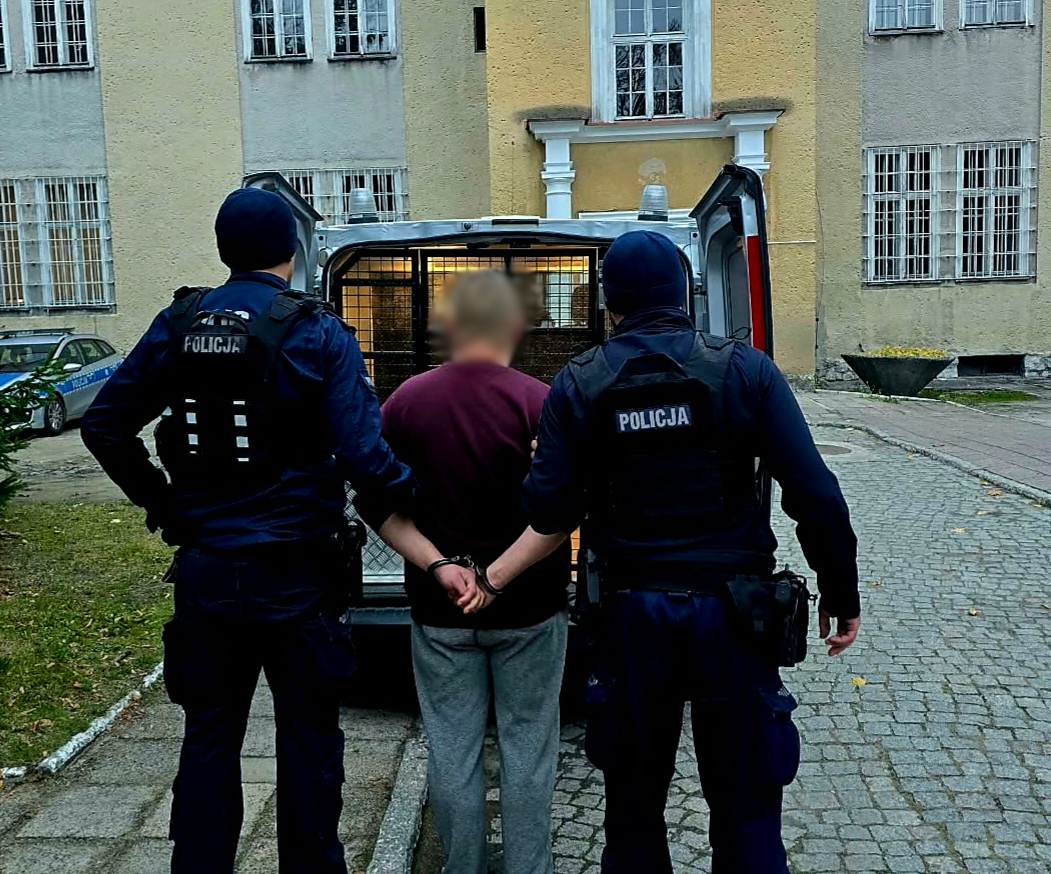 Policjanci i zatrzymany