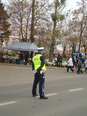 Olecko-policjant zabezpieczający procesję