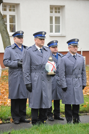 Delegacja policjantów pod pomnikiem