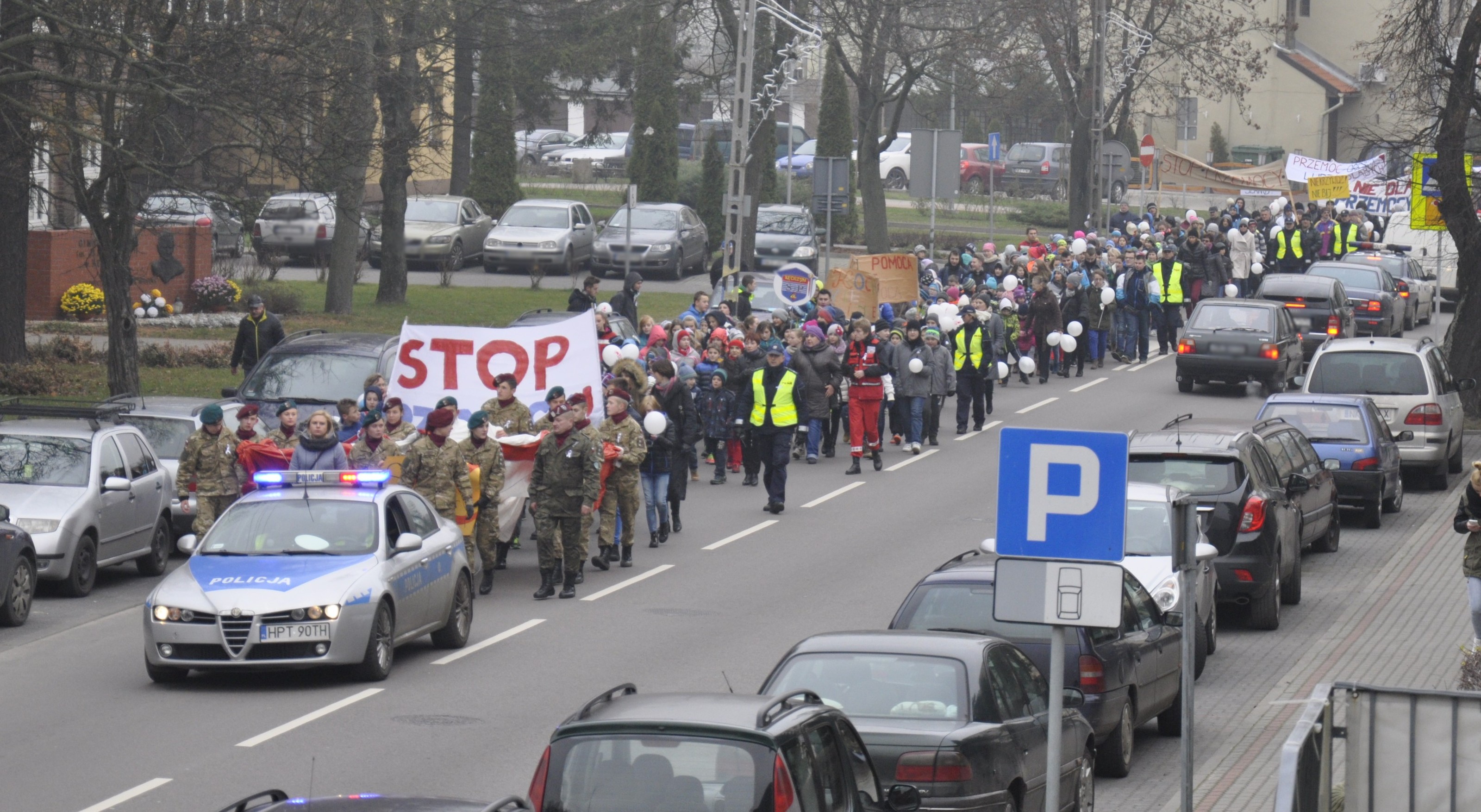Radiowóz na czele marszu