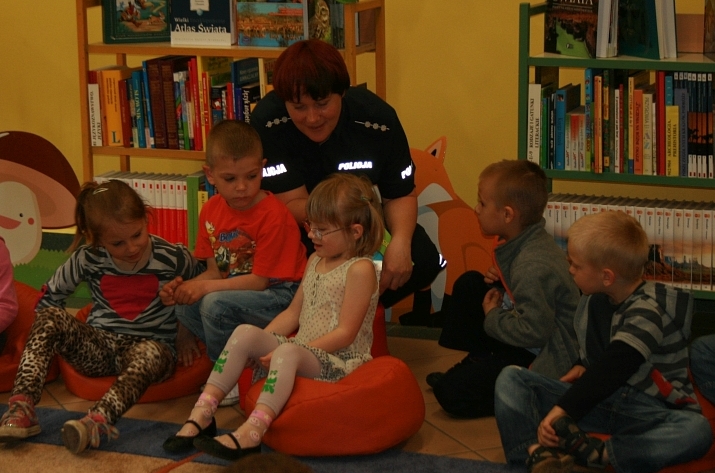 Policjantka w towarzystwie dzieci