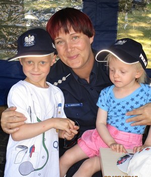 Pamiątkowe zdjęcie policjantki z dziećmi