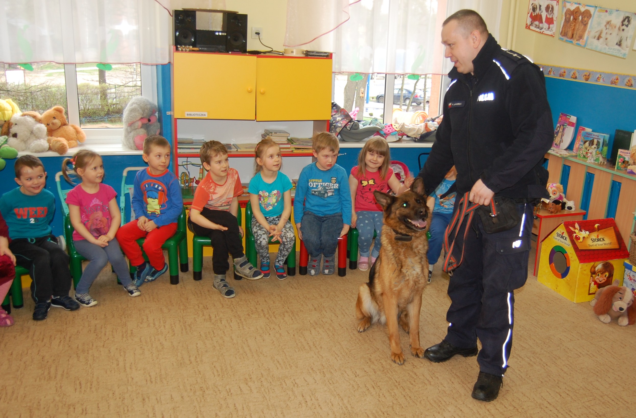 Spotkanie policjanta i psa z przedszkolakami