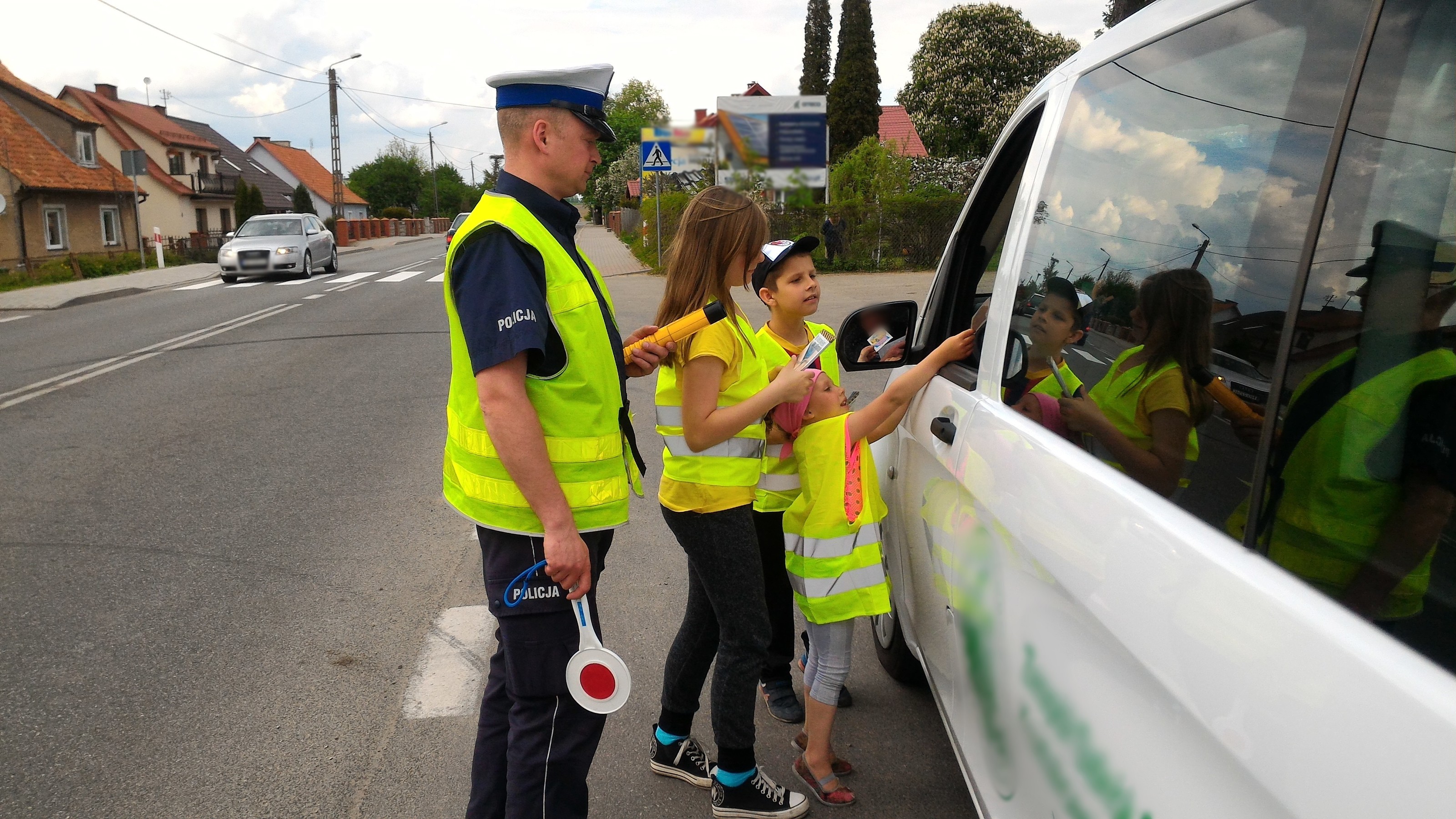 Dzieci wręczają ulotki "bezpiecznemu kierowcy"