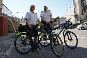 Policyjny patrol rowerowy przed wyjazdem na służbę
