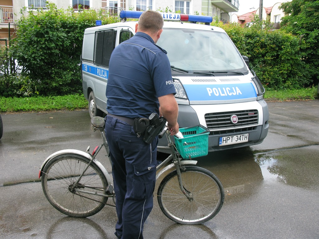 skradziony rower zabezpieczony przez policjanta