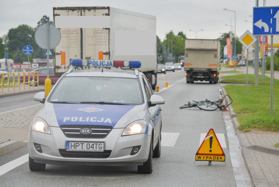 Policjanci na miejscu wypadku fot.W. Stawecki