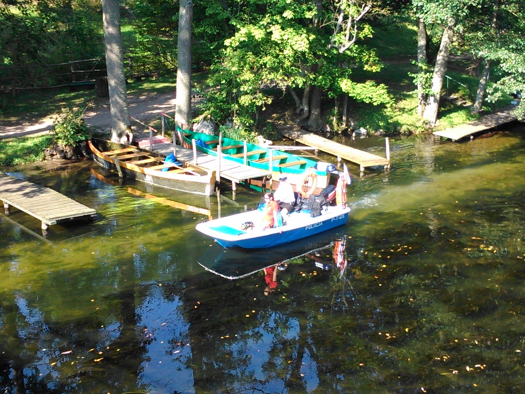 Policjanci na rzece Krutynia