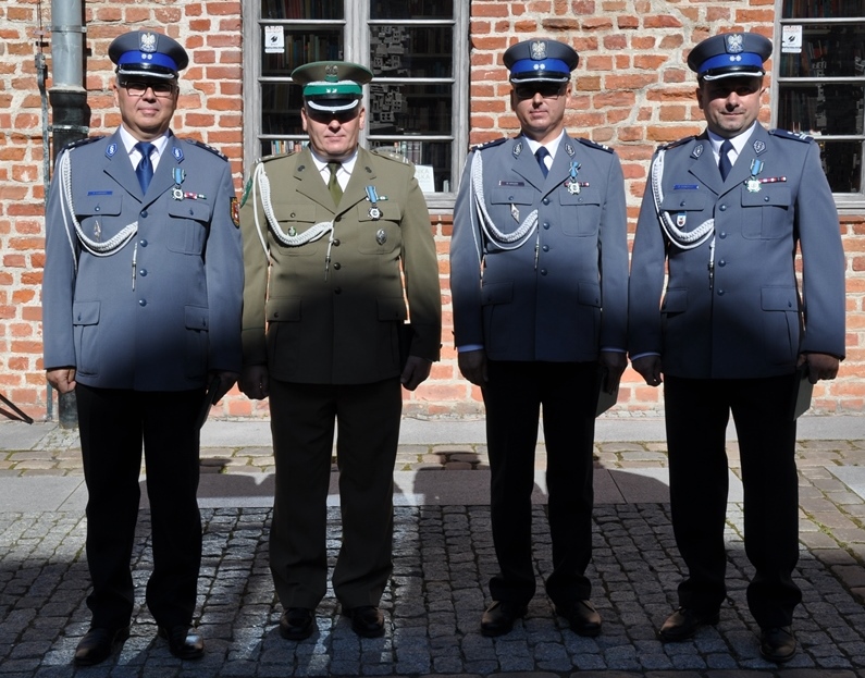 Wyróżnieni policjanci podczas regionalnych obchodów Dnia Służby Celnej