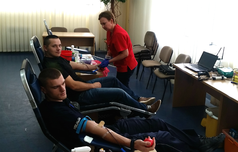 Policjanci oddający krew