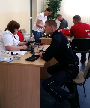 Policjanci oddający krew