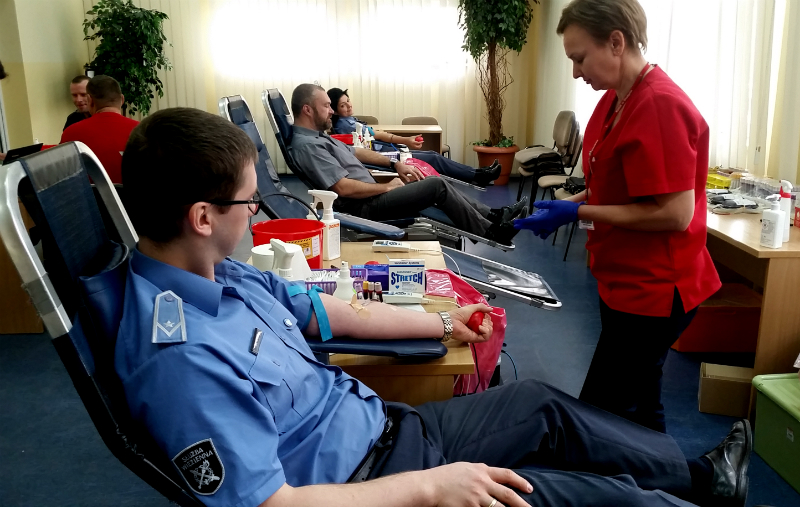 Funkcjonariusze oddający krew