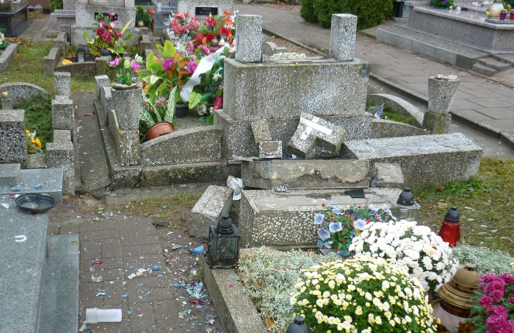 Zniszczone nagrobki na cmentarzu w Ełku