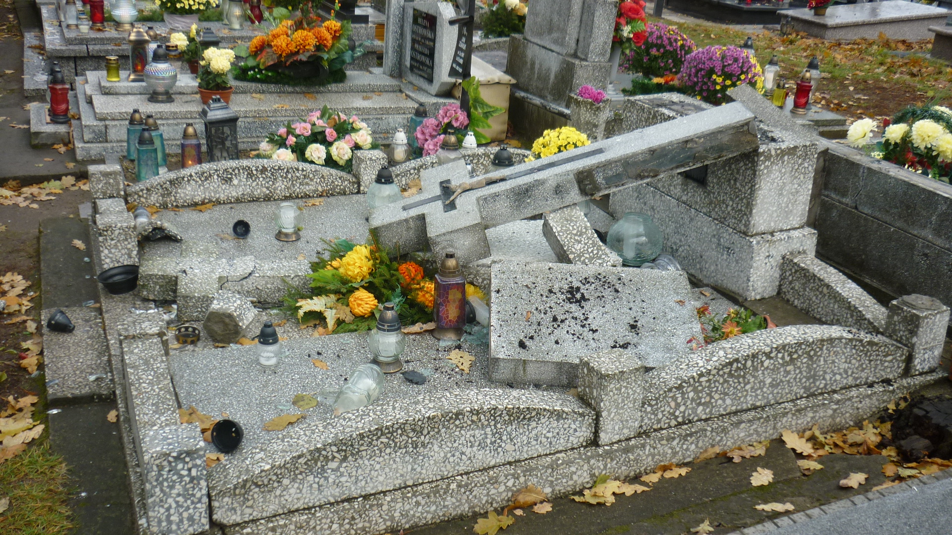 Zniszczone nagrobki na cmentarzu w Ełku