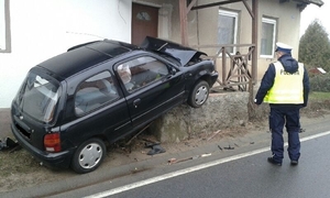 Nissanem wjechała w drewnianą konstrukcję schodów