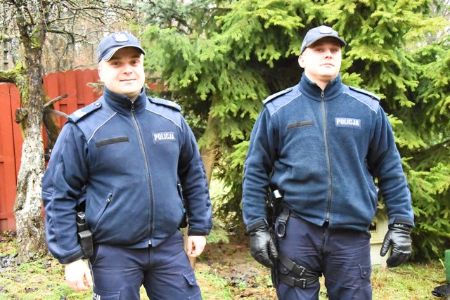 (od lew.) sierż. szt. Łukasz Sikorski i st. sierż. Patryk Cyran