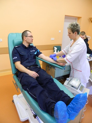 Policjant oddający krew