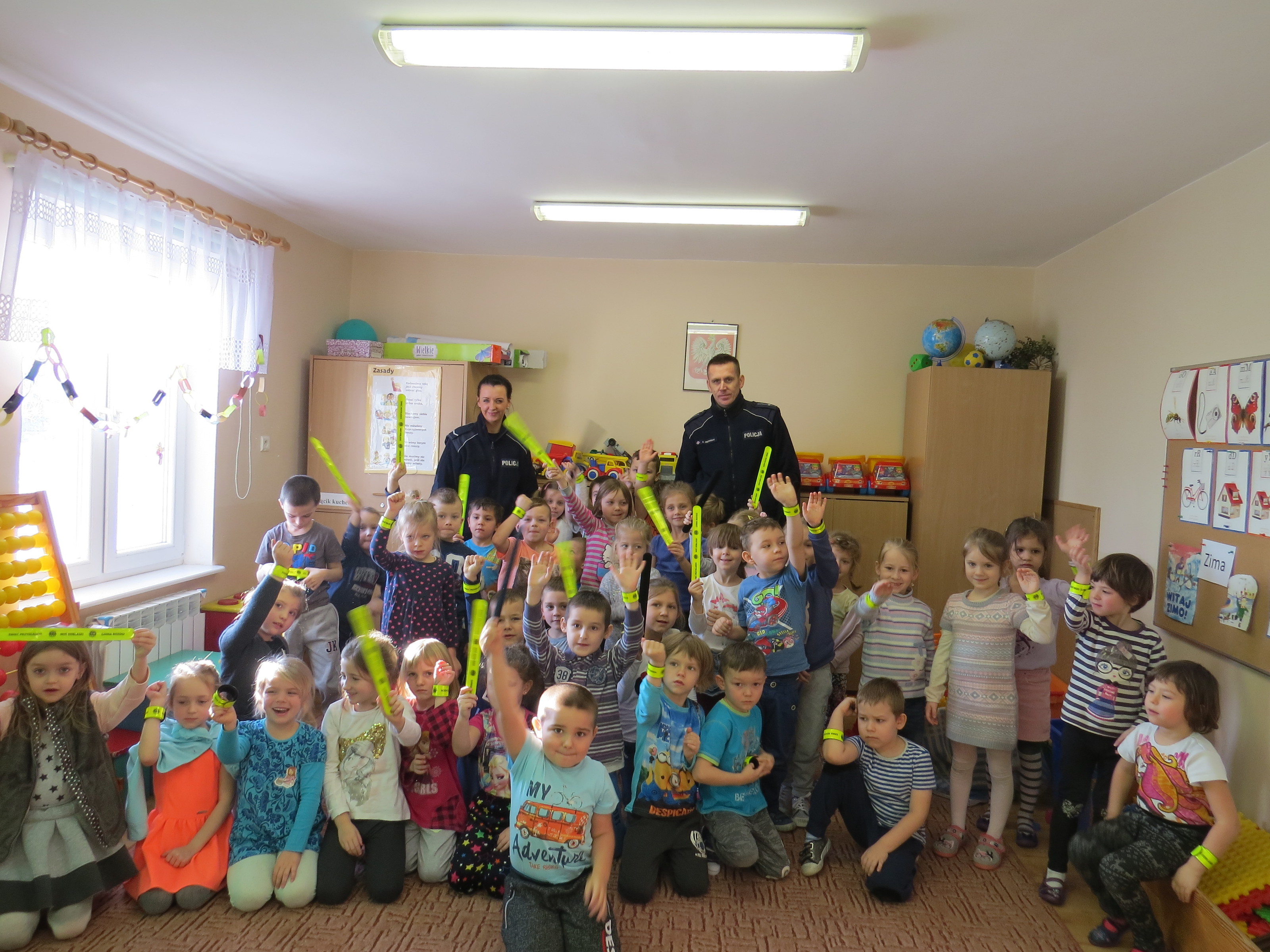 Policjanci rozdają odblaski