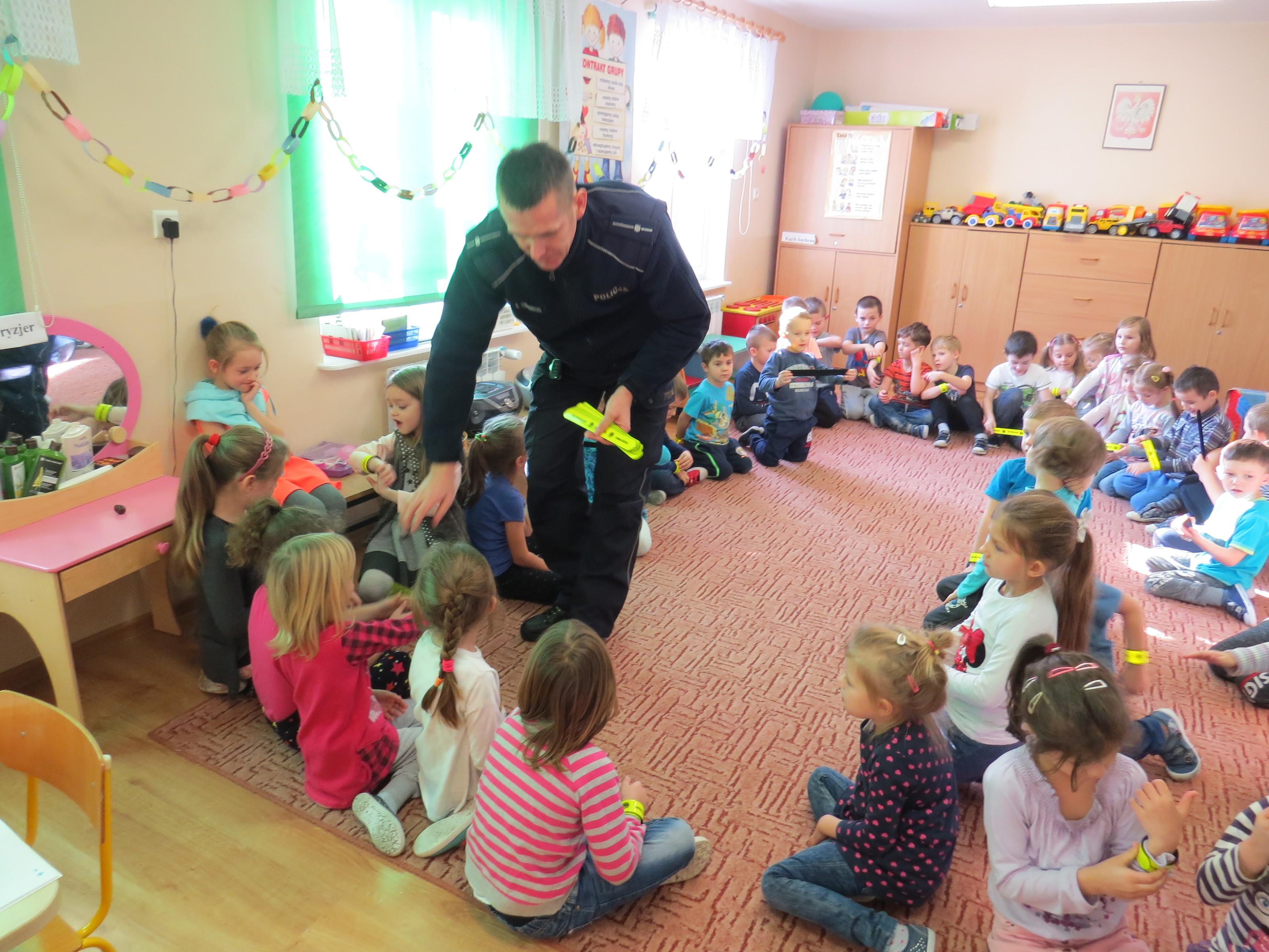 Policjanci rozdają odblaski